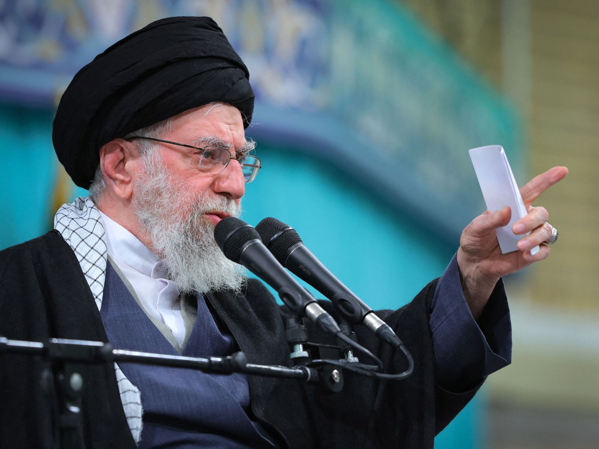 عاجل: نقل خامنئي إلى مكان آمن.. انفجارات تهز طهران وهجوم إسرائيلي أمريكي وشيك