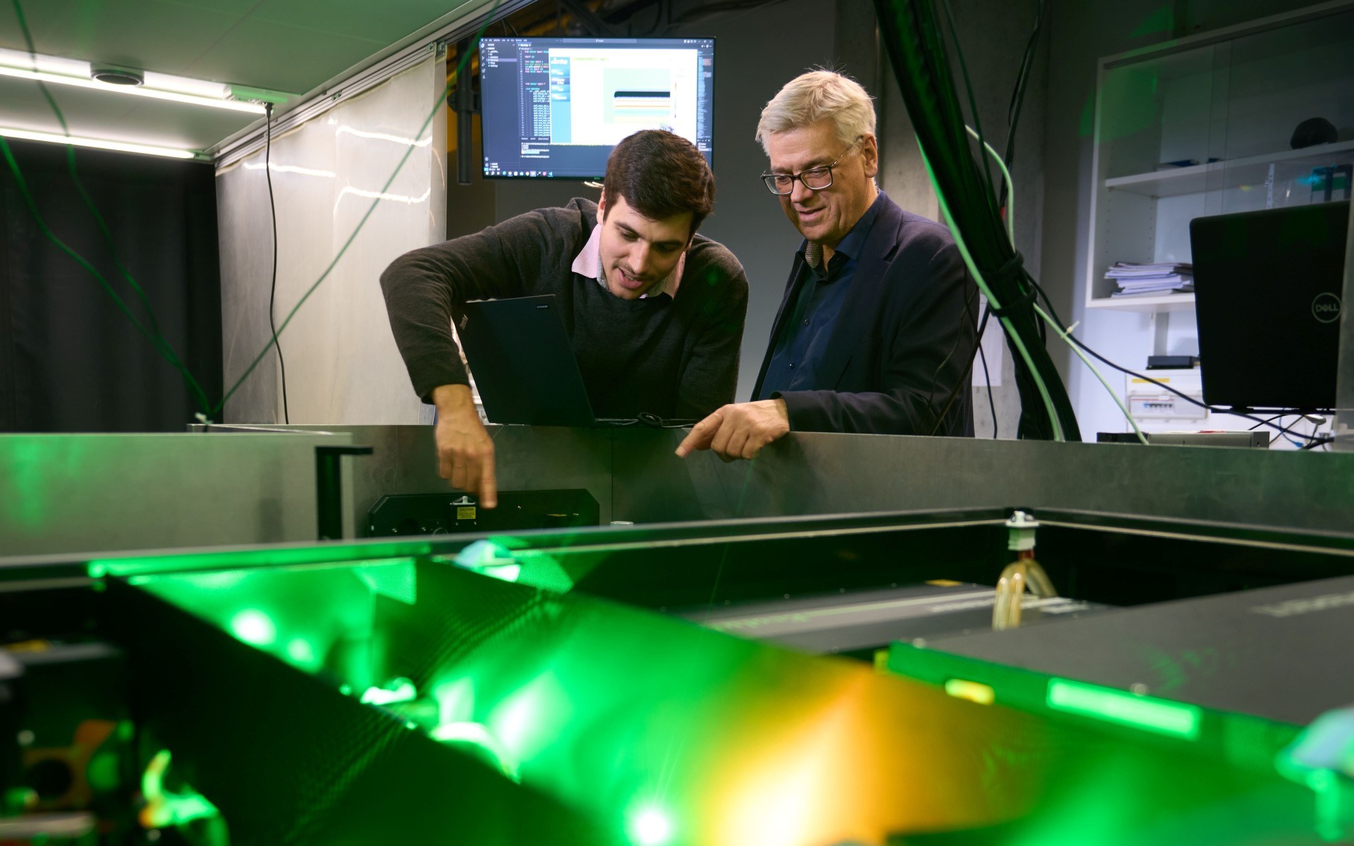 لغز “البولارون”: كيف نجح العلماء في تصوير أثقل حركة للإلكترونات لأول مرة؟