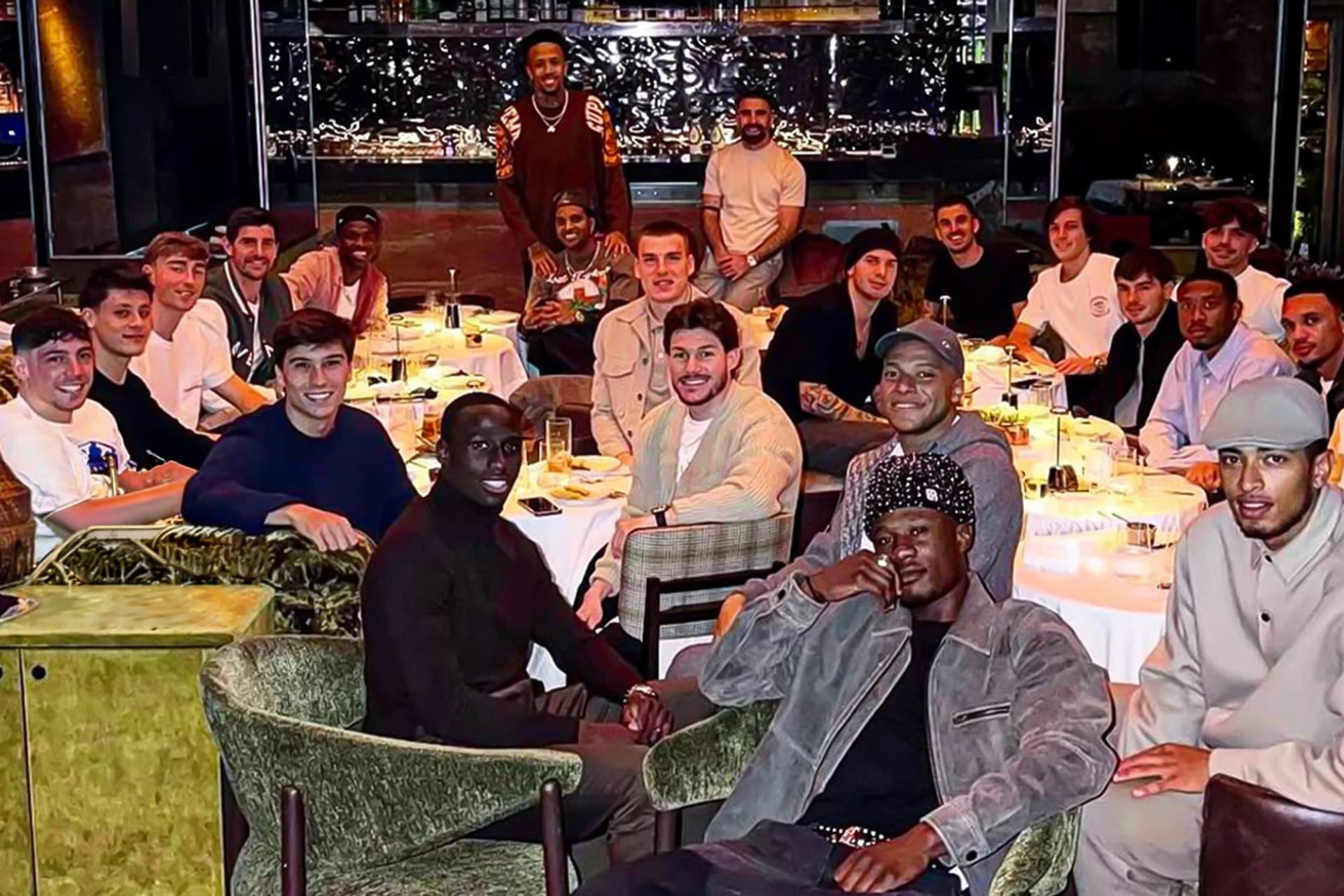 مبابي وفينيسيوس يقودان ثورة “لم الشمل” في ريال مدريد: تفاصيل العشاء السري وكواليس غرفة الملابس