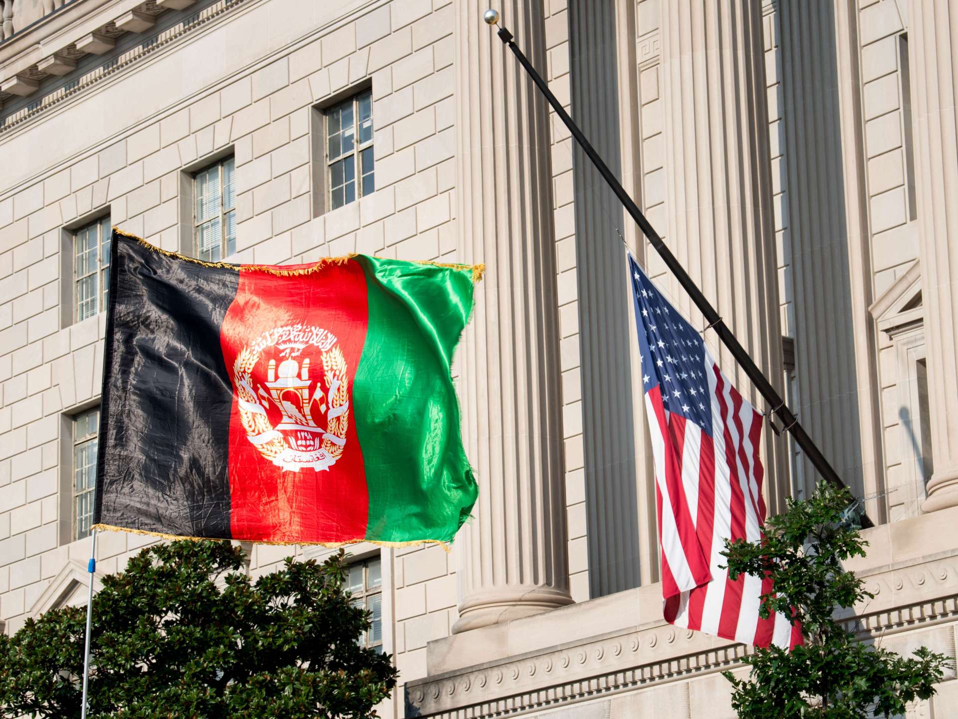 خيانة للوعود؟ الكونغرس ينهي برنامج تأشيرات الهجرة الخاصة للأفغان ويضع الآلاف في خطر