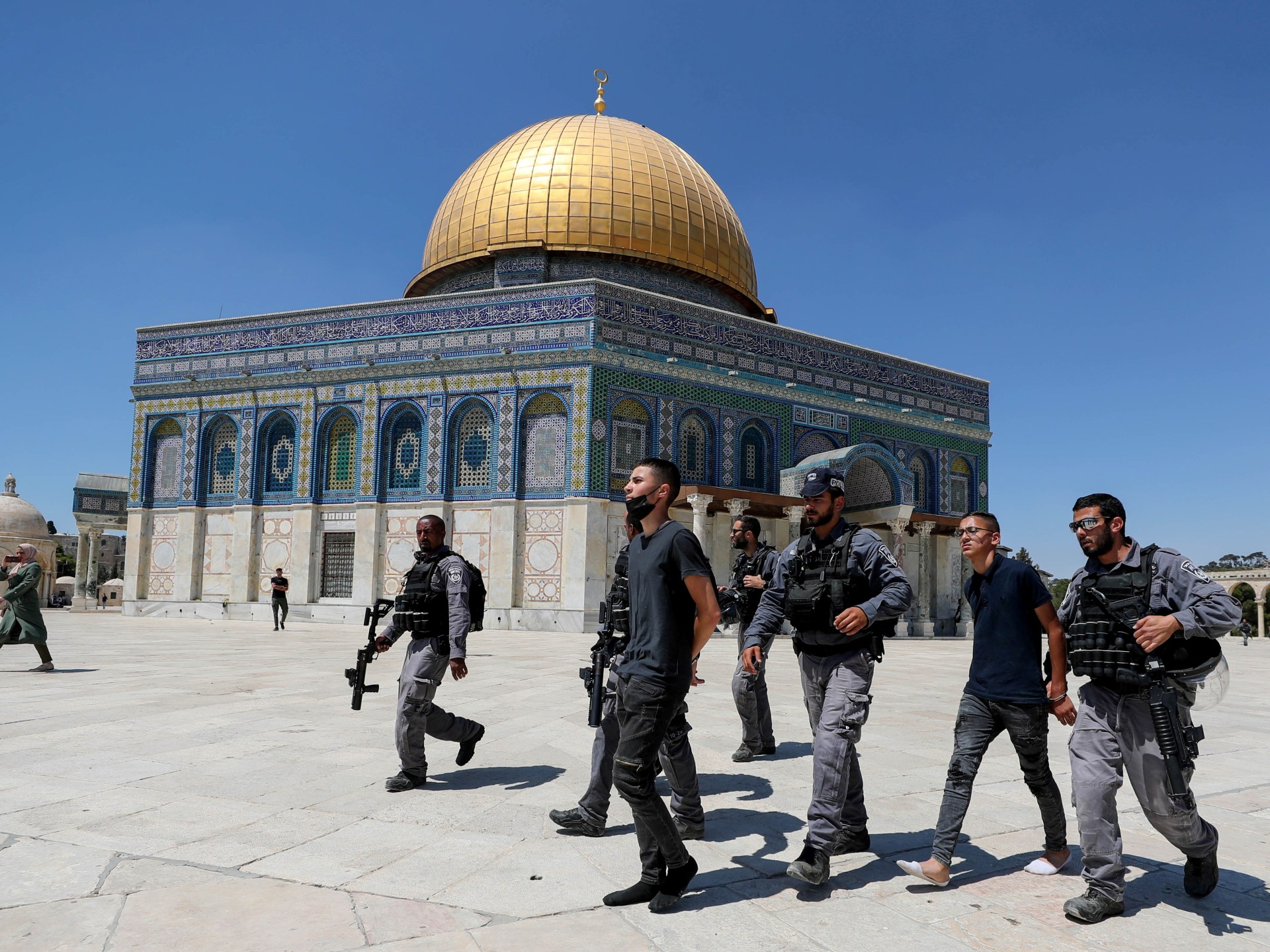 تصعيد خطير في القدس: إبعادات بالجملة عن المسجد الأقصى وافتتاح نفق تهويدي جديد بسلوان