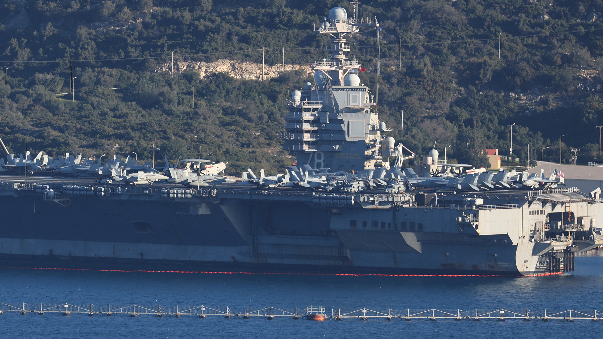 طبول الحرب تقرع: هل تُفعل واشنطن ‘عقيدة بيغن’؟ أبعاد التحشيد العسكري الأمريكي ضد إيران