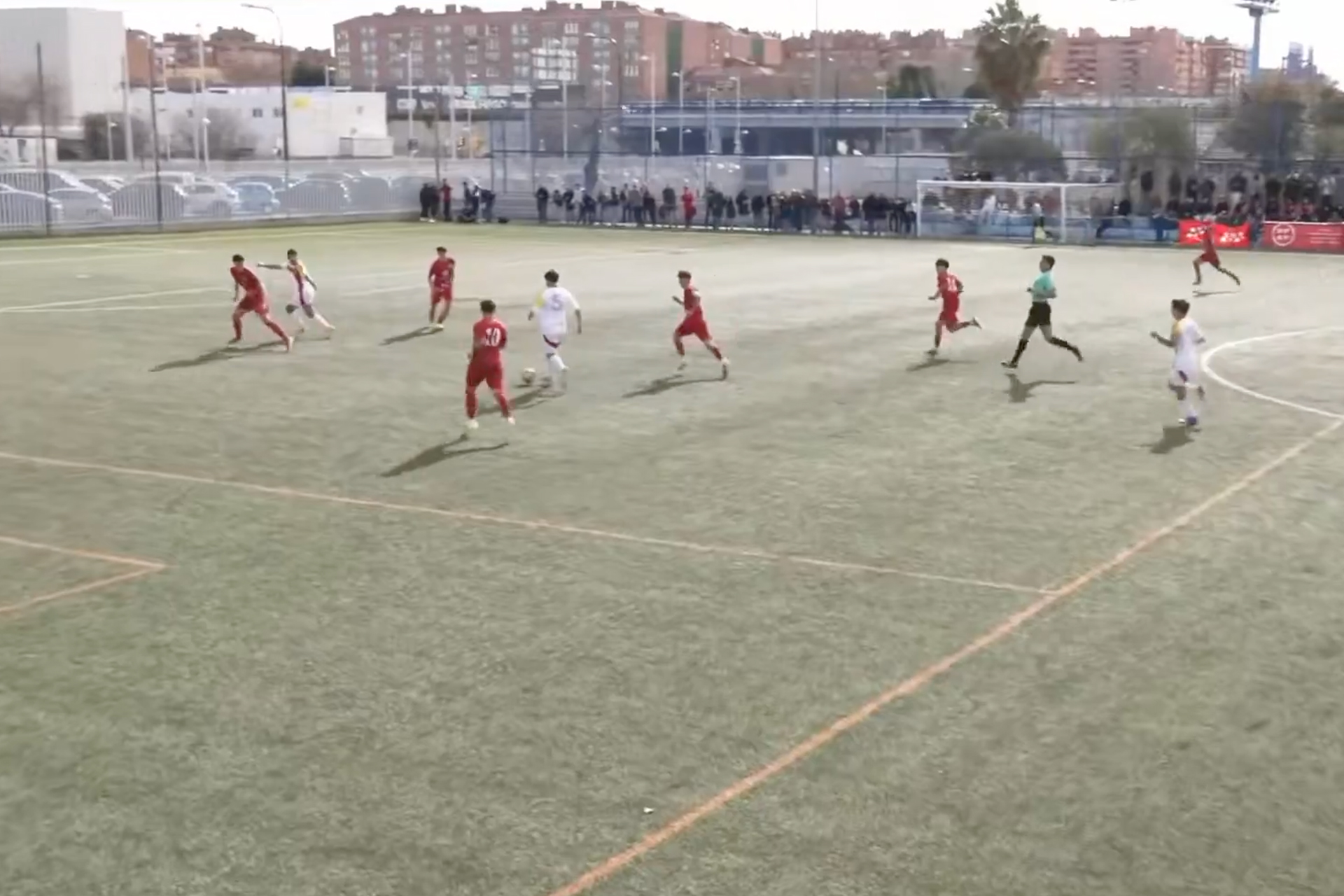 خليفة ميسي الجديد؟ لوكاس برنال يبهر العالم بهدف ‘مارادوني’ بقميص لاماسيا