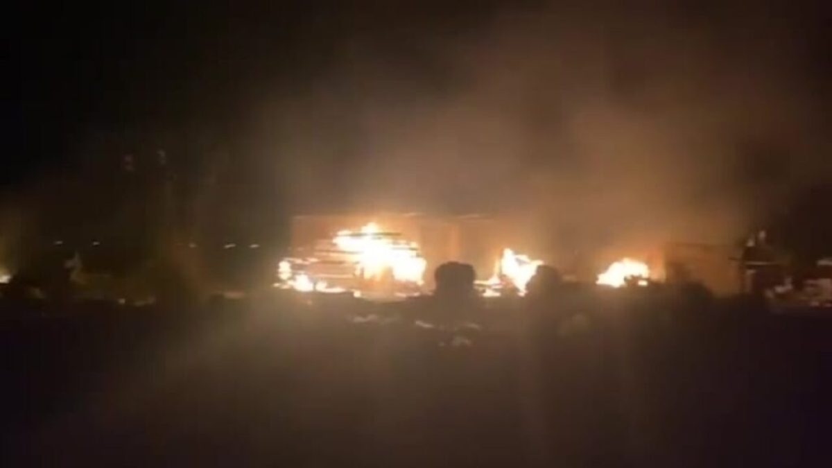 تصعيد عسكري خطير: غارات باكستانية على أفغانستان تخلف عشرات القتلى المدنيين وتفجر أزمة حدودية