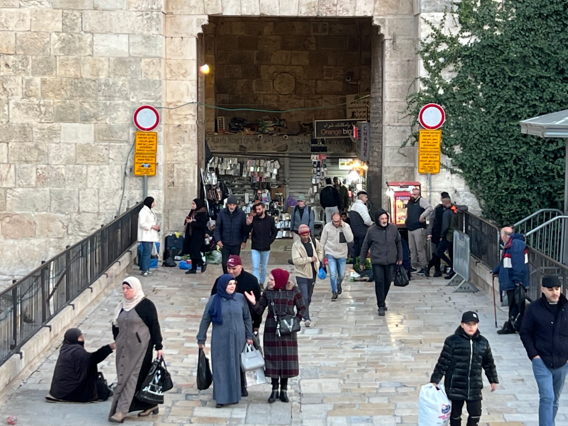 من غرف النوم إلى سلات القمامة.. كيف تلاحق إسرائيل “مركز الحياة” لتهجير المقدسيين؟