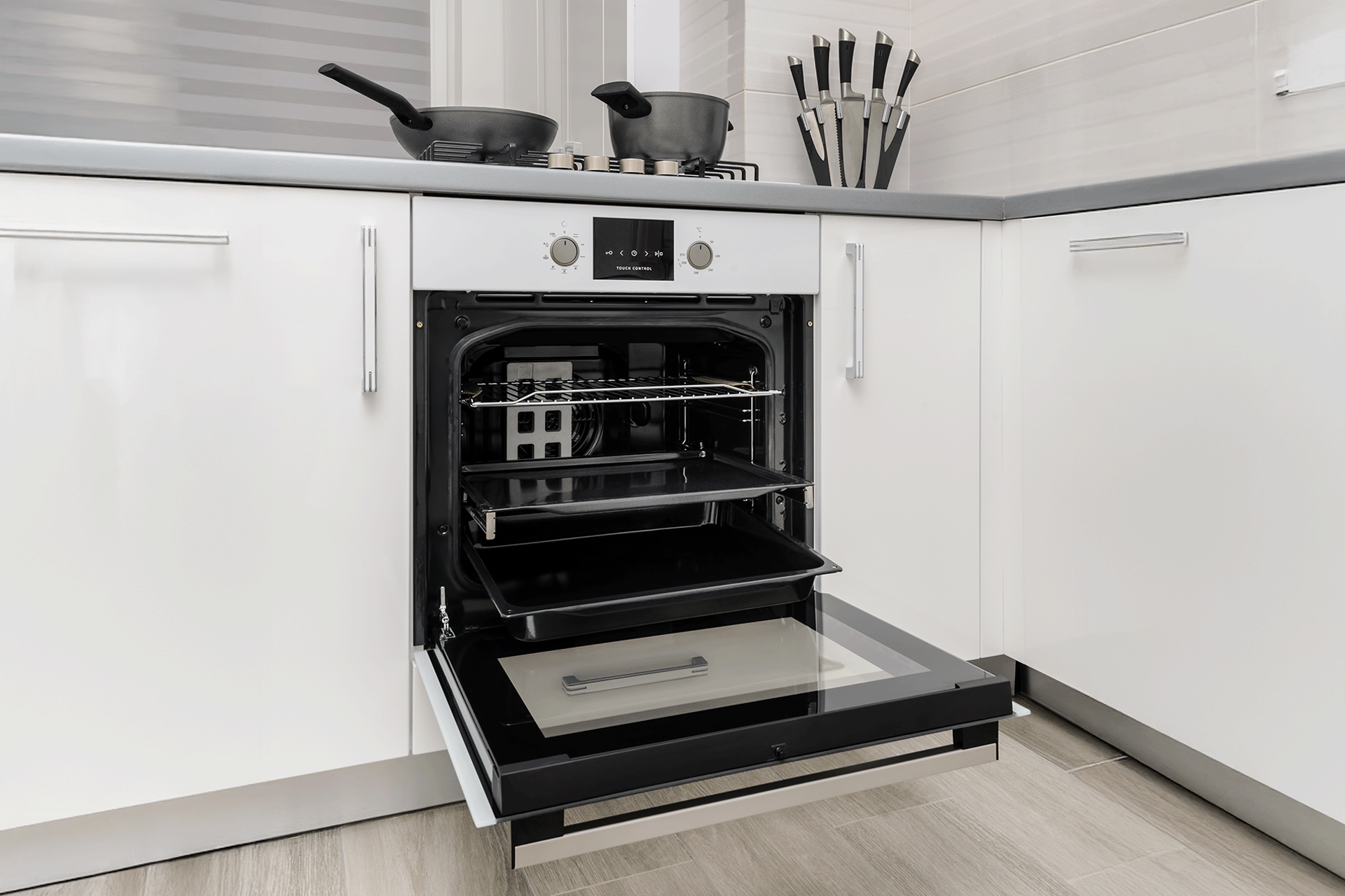 وداعاً للدهون الصعبة: دليلك الشامل لتنظيف الفرن بالبخار بذكاء وأقل مجهود