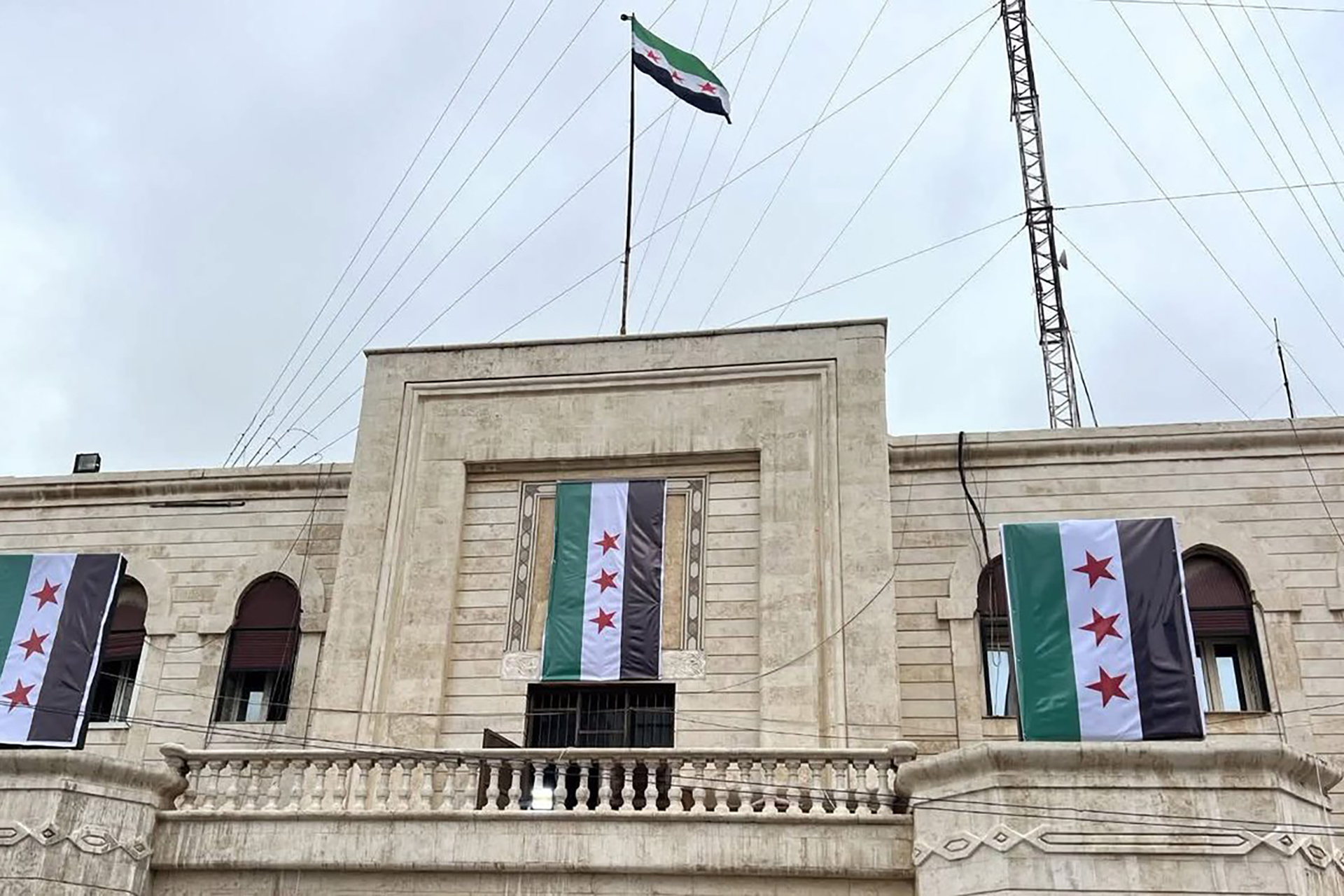 تطورات كبرى في الحسكة: مرشح “قسد” محافظاً رسمياً وتسليم مطار القامشلي وحقول النفط