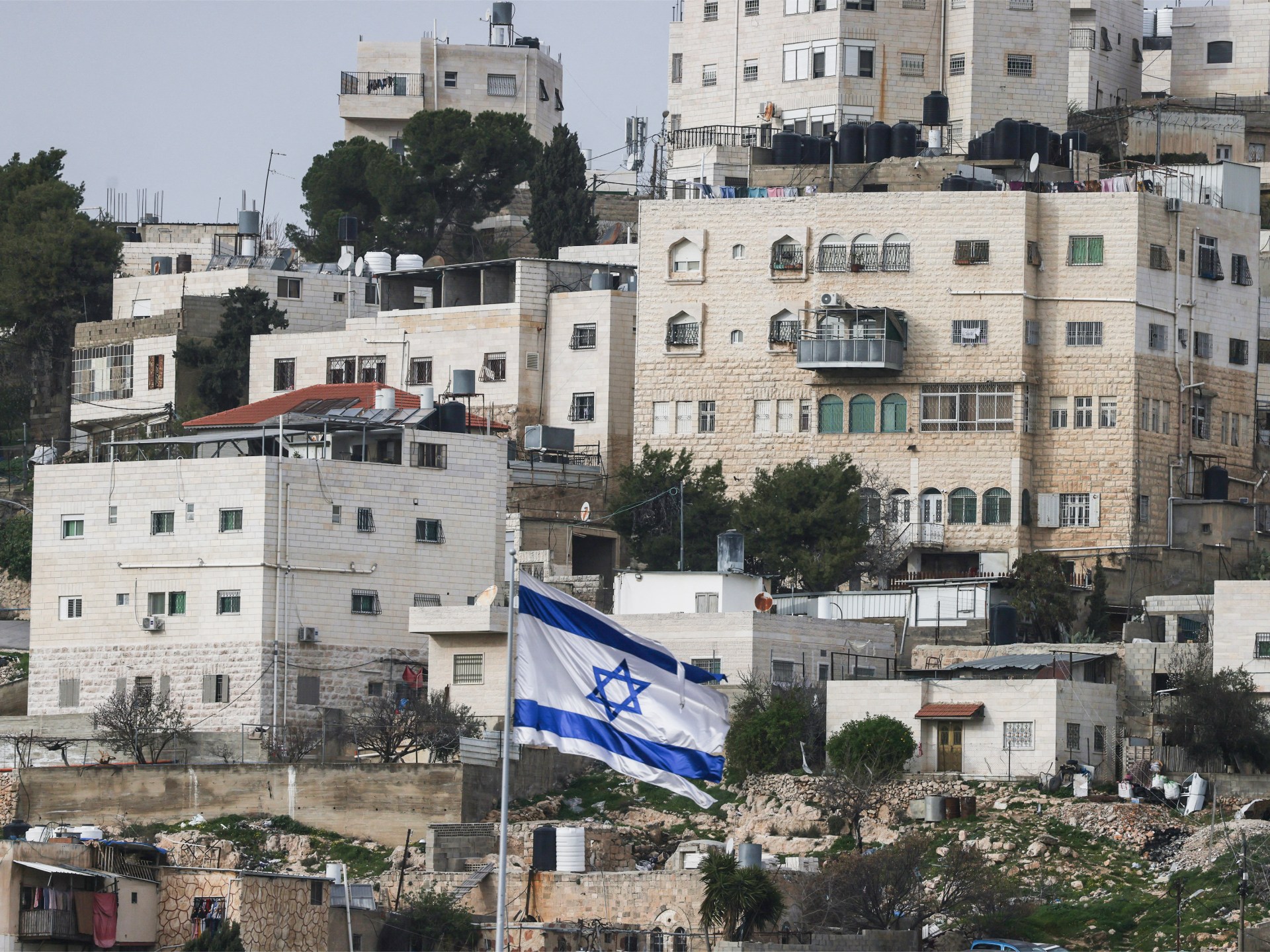 انقلاب إداري في الضفة الغربية: كيف تحولها إسرائيل إلى “سوق عقارات” للمستوطنين؟