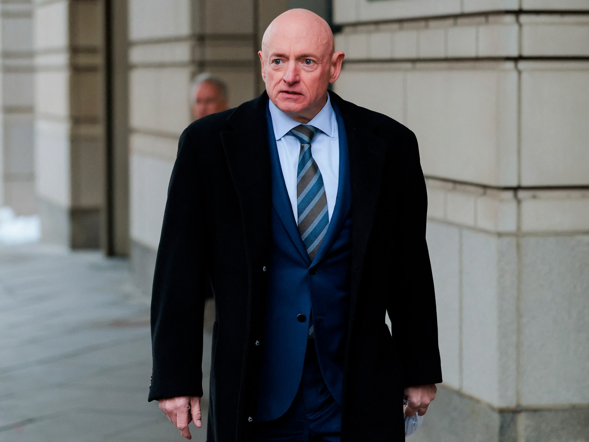 صفعة لترمب والبنتاغون.. قاضٍ فدرالي يحمي السيناتور مارك كيلي من الانتقام السياسي