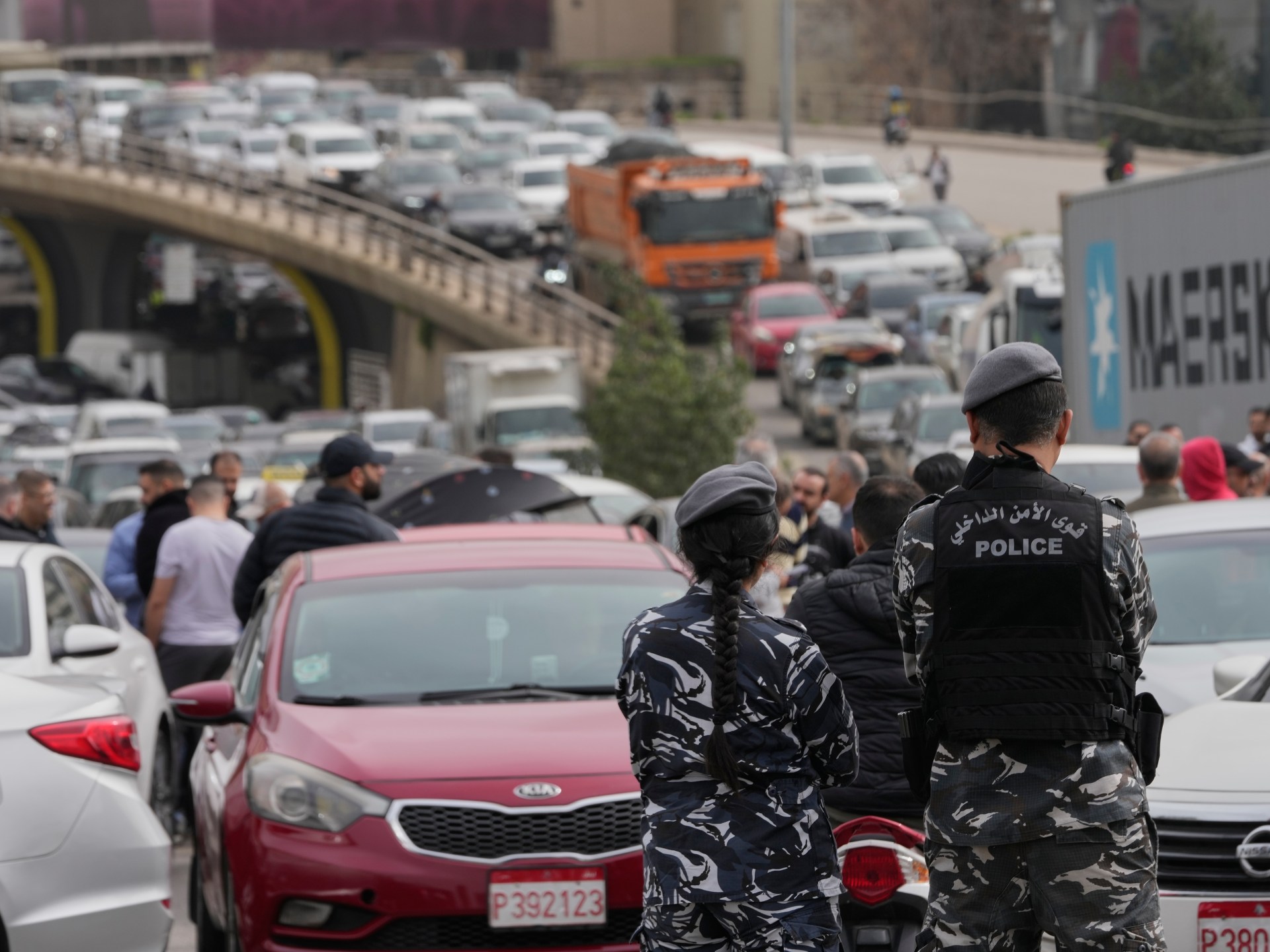 شوارع لبنان تشتعل.. احتجاجات غاضبة ضد رفع أسعار الوقود والضرائب الجديدة: إليك التفاصيل