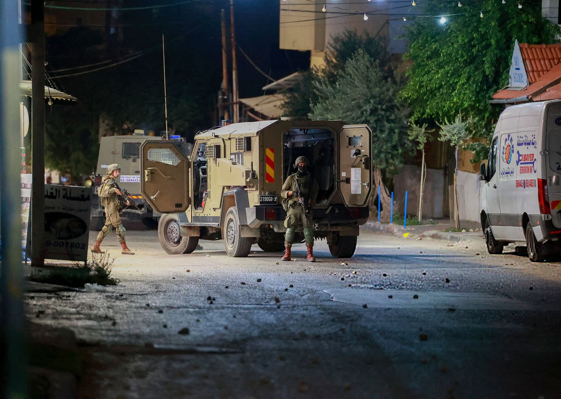 تصعيد خطير في القدس والضفة: إصابة طفل بالرصاص وحملة اعتقالات واسعة وتحذيرات كنسية عاجلة