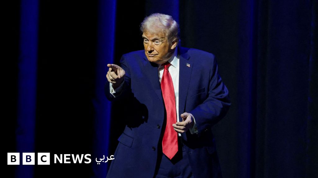 بعد موجة غضب.. دونالد ترامب يحذف فيديو عنصري يصور باراك أوباما وعقيلته كقردة