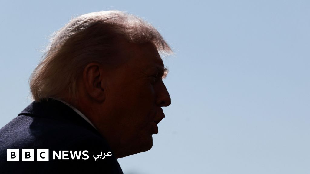 ترامب وإيران: تلويح بالخيار العسكري وتحركات دبلوماسية مكثفة وسط حشد عسكري في المنطقة