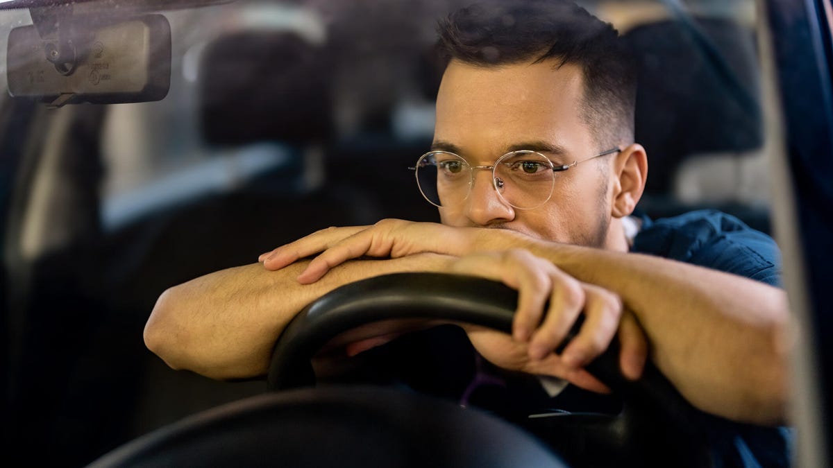 هل نظارات القيادة الليلية فعالة حقاً؟ دليل علمي لمواجهة أضواء السيارات المبهرة