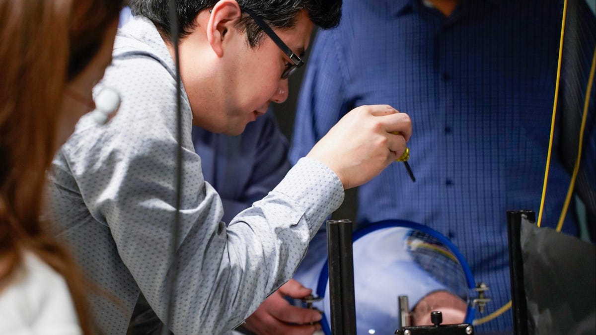 حواسيب تعمل بالضوء.. هل تنقذ الذكاء الاصطناعي من أزمة الطاقة؟