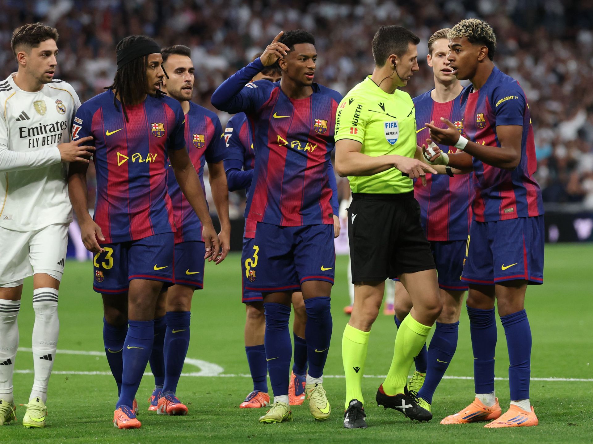 كابوس البارسا يعود.. من هو حكم مباراة برشلونة وجيرونا في ديربي كتالونيا؟