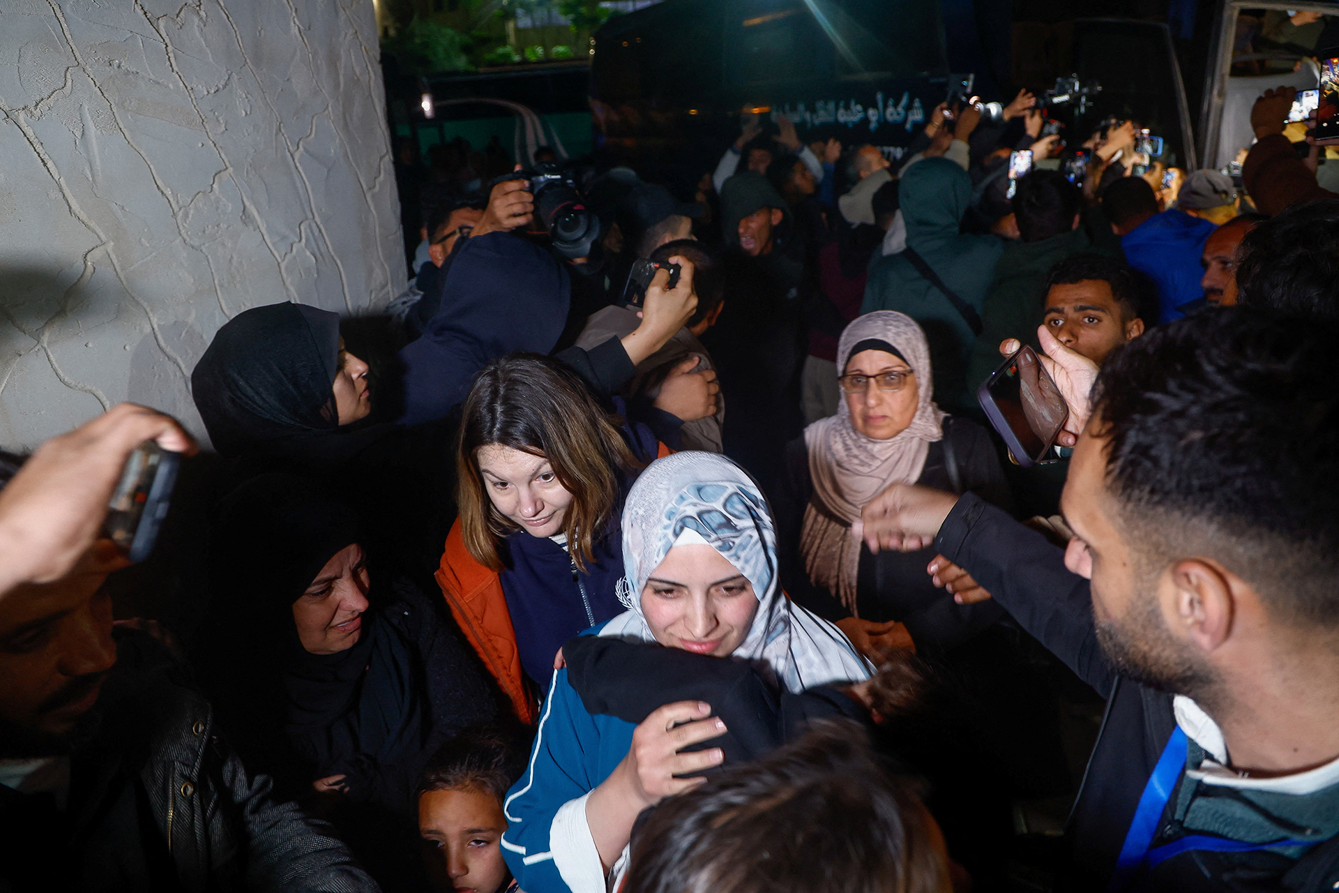 بعد عام ونصف من الإغلاق.. أول حافلة تدخل غزة عبر معبر رفح: تفاصيل التشغيل والقيود