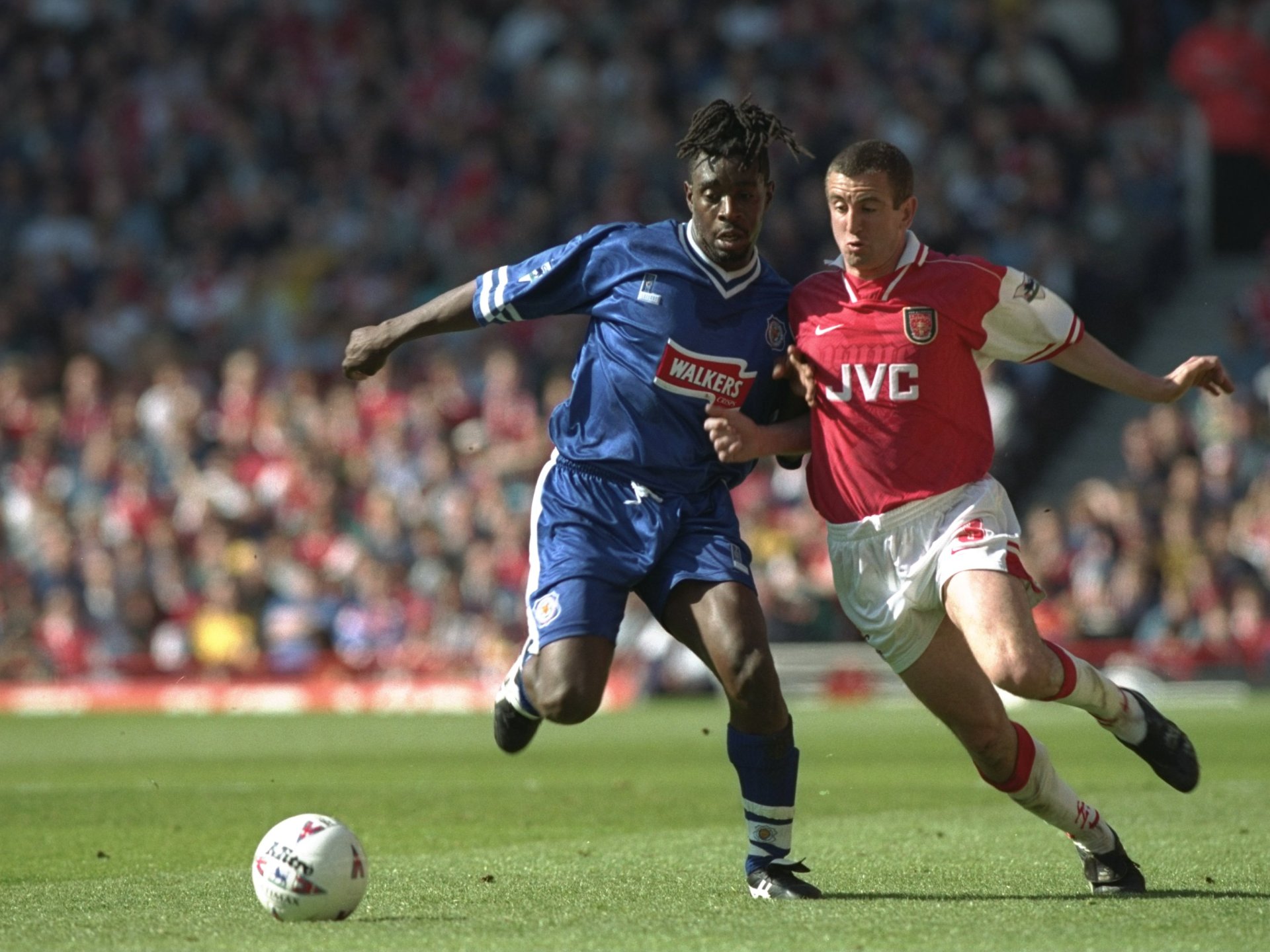 من خلف القضبان إلى مجد البريميرليغ.. القصة المذهلة للاعب جيمي لورانس