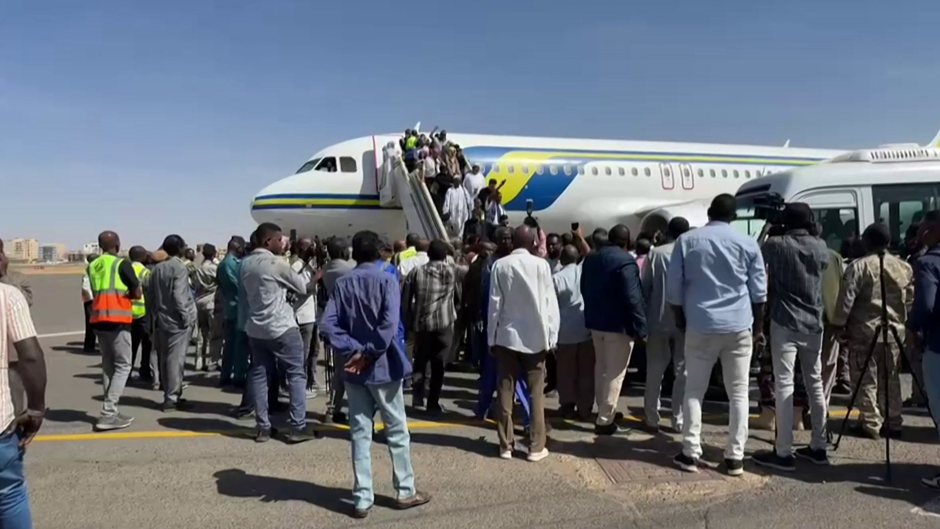 بالزغاريد والدموع.. مطار الخرطوم الدولي يستقبل أولى رحلاته المجدولة: عودة الروح لقلب السودان