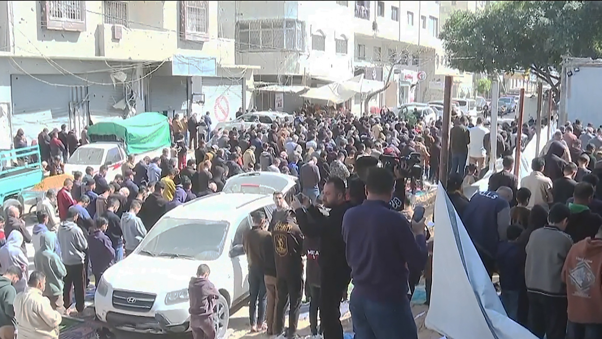 من تحت الركام.. كيف أحيا أهالي غزة أول جمعة في رمضان وسط المساجد المهدمة؟