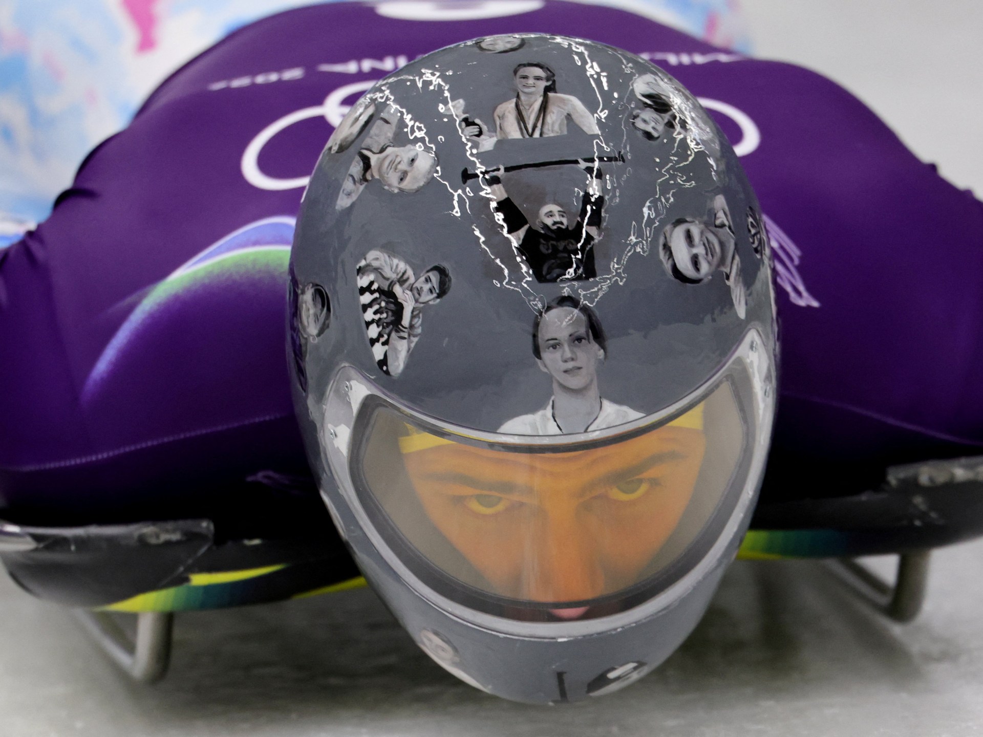 زيلينسكي يتحدى اللجنة الأولمبية: سر حظر خوذة ‘شهداء الرياضة’ في أولمبياد الشتاء