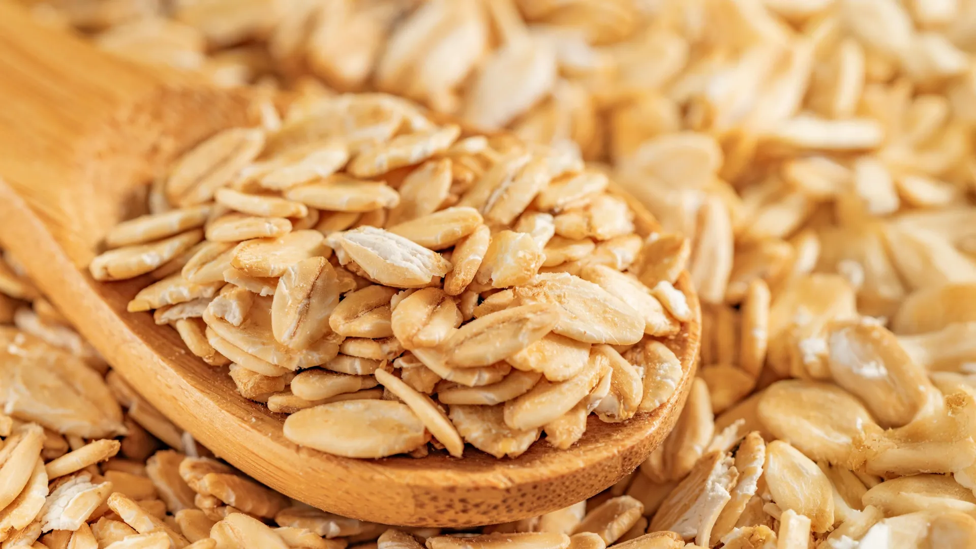 حمية الشوفان المكثفة: دراسة جديدة تكشف عن آليات تأثير ‘علاج تاريخي’ في خفض الكوليسترول وتنظيم الميكروبيوم