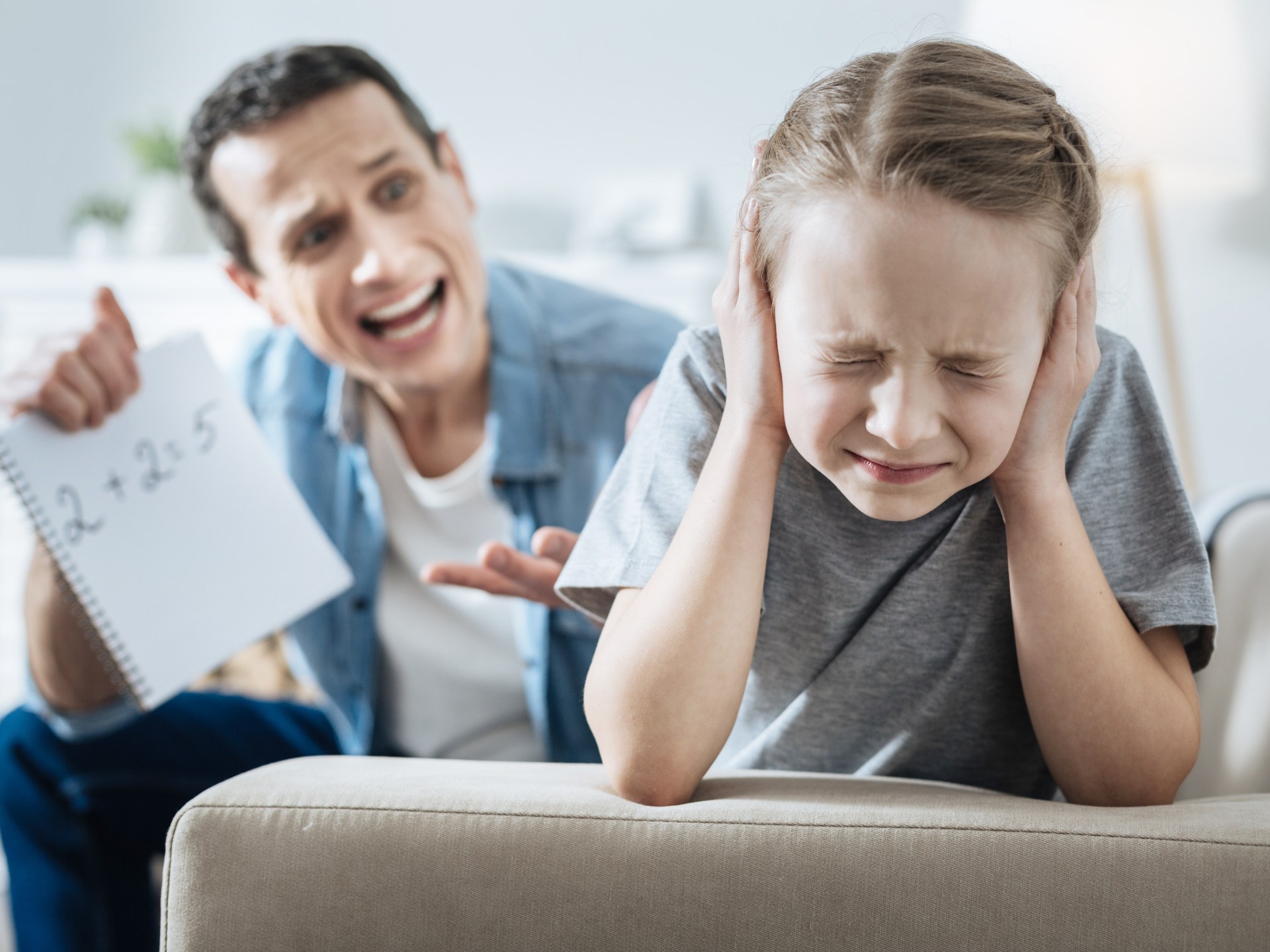 الفرق بين التأديب والعقاب: دليلك الشامل لممارسة الحزم في التربية بنجاح