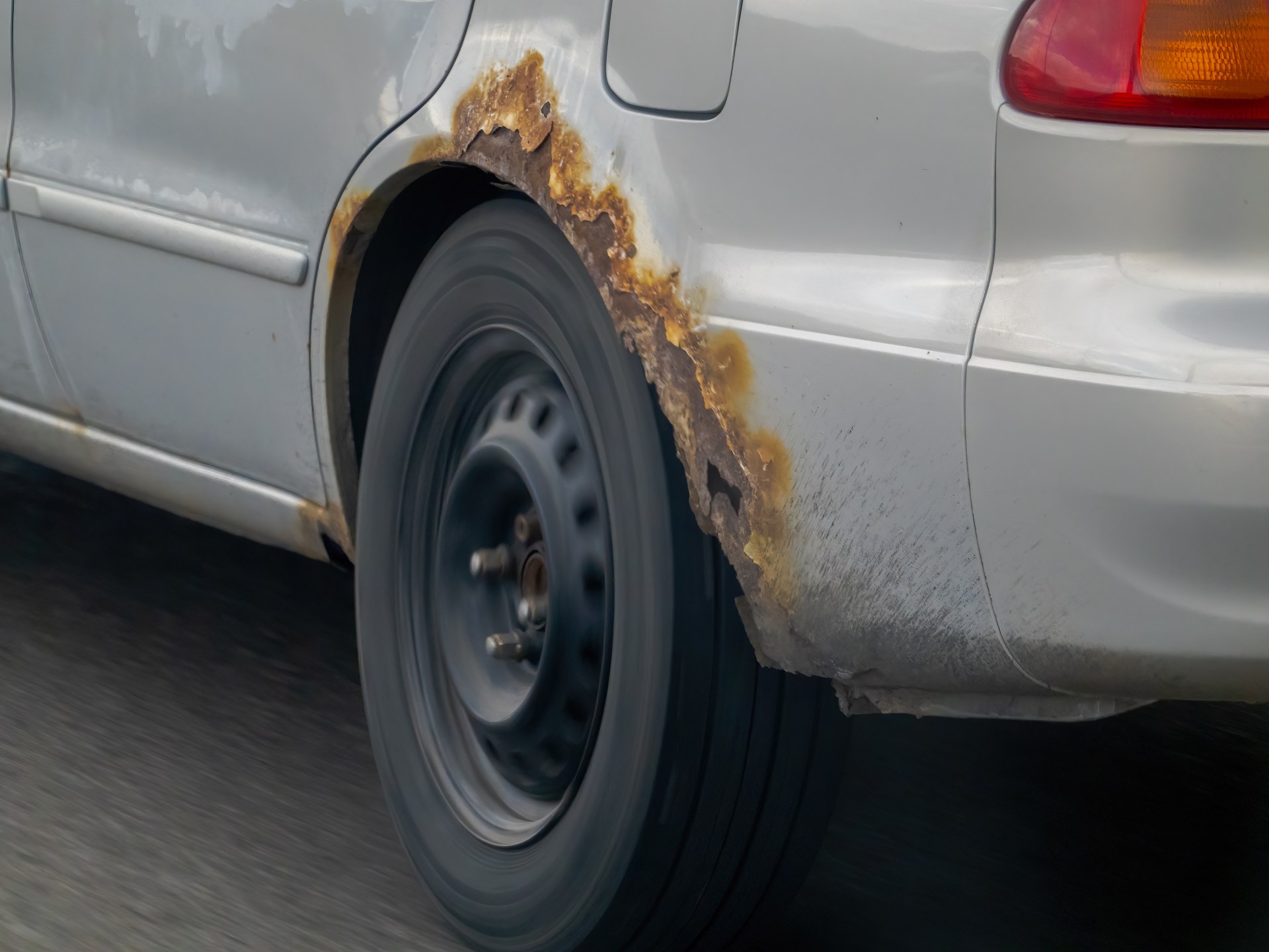 صدأ السيارات المستعملة: الكابوس الخفي الذي قد يكلفك آلاف الدولارات (وكيف تكتشفه)