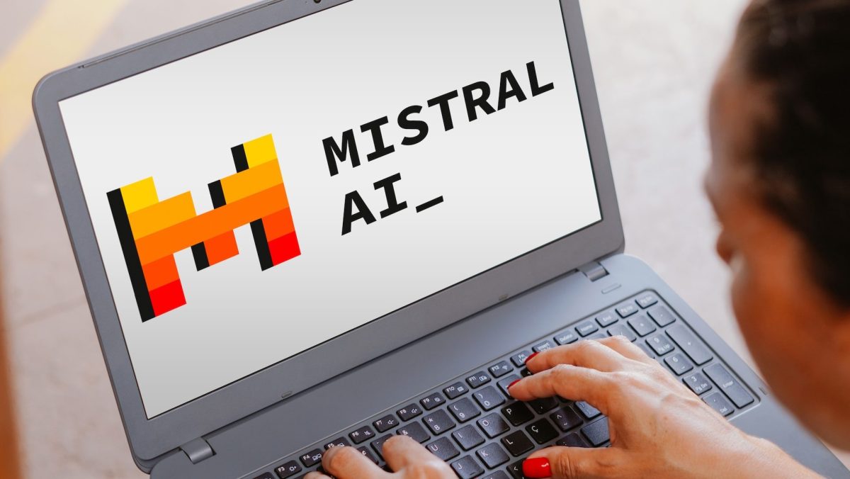 شراكة استراتيجية بين Mistral AI وأكسنتشر لتعزيز تبني الذكاء الاصطناعي في قطاع الأعمال