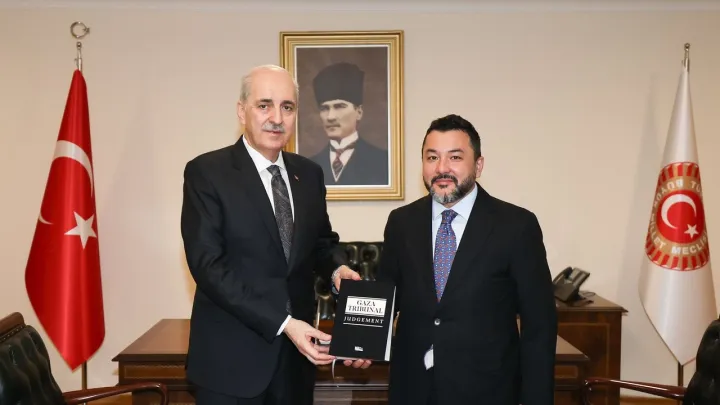 قورتولموش يتسلم التقرير النهائي لـ “محكمة غزة” الدولية حول الانتهاكات الإسرائيلية في القطاع