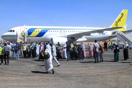 مطار الخرطوم يستقبل أول رحلة داخلية منذ عام.. وتصاعد موجات النزوح في جنوب كردفان