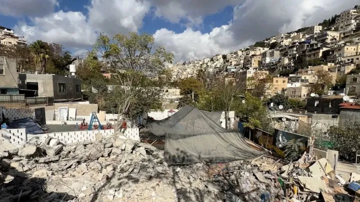 إسرائيل تخطر بهدم 14 منزلاً في حي البستان بسلوان لإقامة “حدائق توراتية”