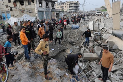 تصعيد عسكري مكثف في غزة: نسف للمباني السكنية وتحذيرات من انهيار صحي وحصيلة مؤلمة لضحايا الأطفال