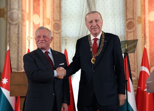 ملك الأردن يقلد الرئيس أردوغان “قلادة الحسين بن علي” لتعزيز الروابط الاستراتيجية بين البلدين