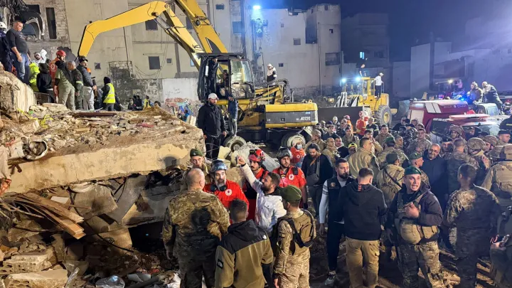 لبنان: 17 قتيلاً في حادثين منفصلين بين انهيار مبنى بطرابلس وغارة إسرائيلية على صور