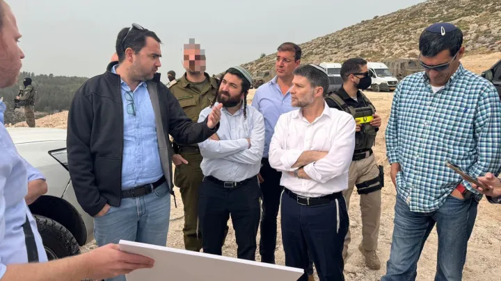 سموتريتش يقتحم بلدة نعلين بالضفة الغربية وسط تسارع لسياسات الاستيطان والضم الفعلي