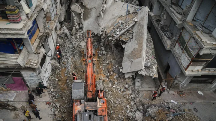 تصعيد ميداني في غزة: جيش الاحتلال ينسف مربعات سكنية وعودة دفعة جديدة من الفلسطينيين عبر معبر رفح