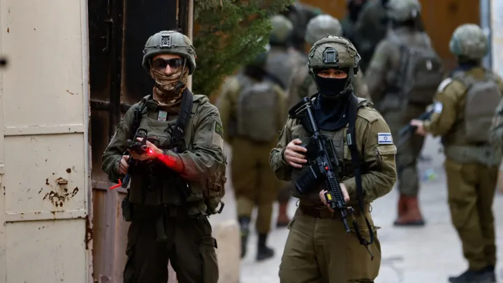 تصعيد ميداني في الضفة الغربية: إصابات واعتقالات وتهجير قسري يطال عائلات بالأغوار