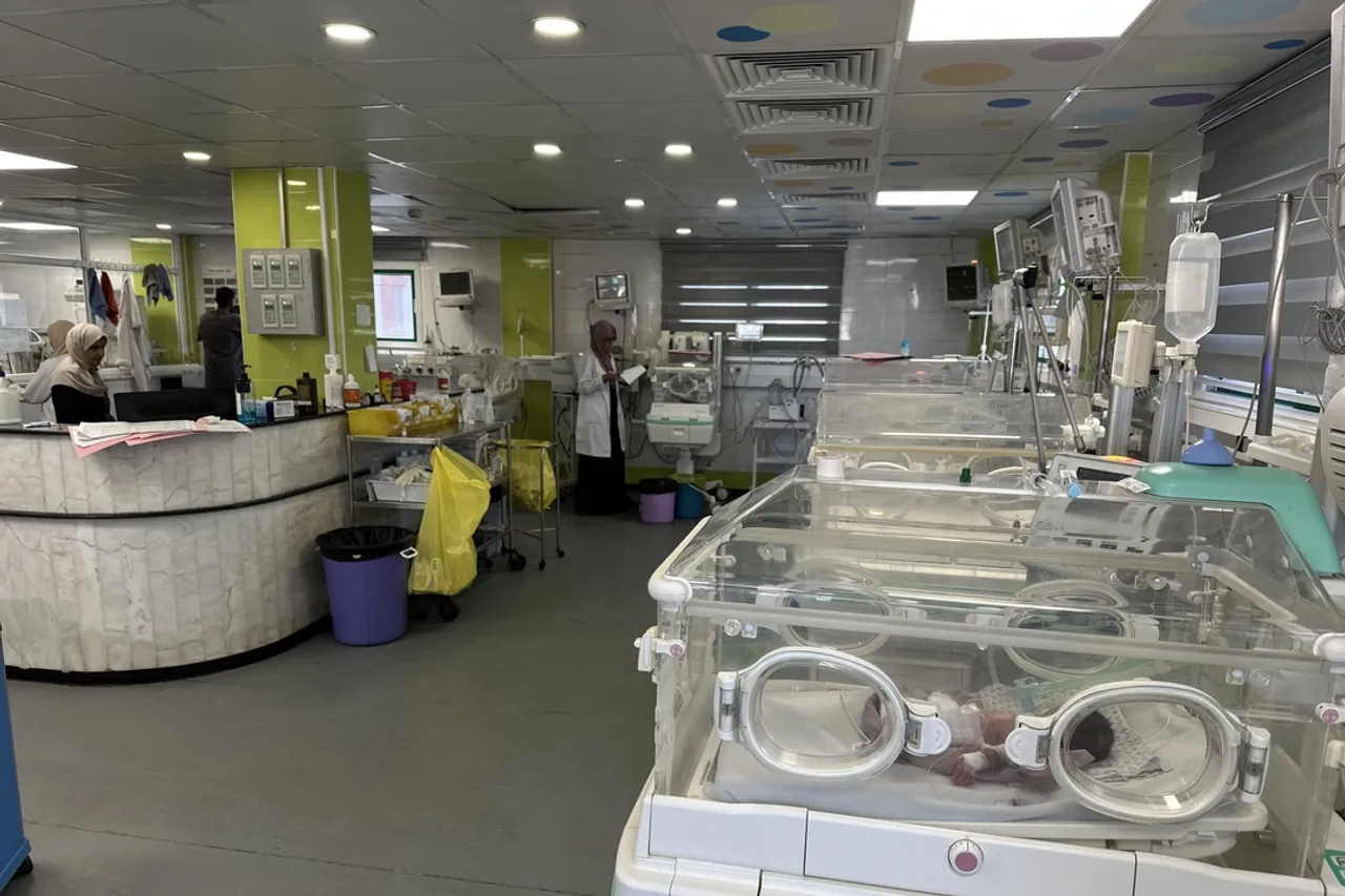 أزمة الأمومة والطفولة في غزة: تحذيرات من تداعيات ديمغرافية جراء انهيار القطاع الصحي