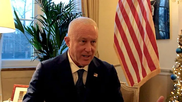 أزمة دبلوماسية بين بروكسل وواشنطن: بلجيكا تستدعي السفير الأمريكي احتجاجاً على اتهامات بـ”معاداة السامية”