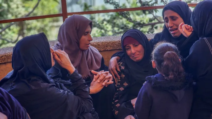 غزة في أول أيام رمضان: مقتل فلسطينيين في خان يونس والإفراج عن 13 أسيراً