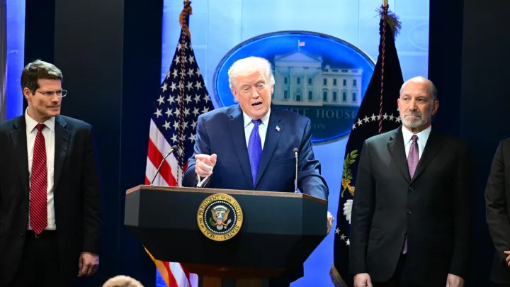 ترمب يدعو طهران لإبرام اتفاق “عادل” ويشيد بجهود توحيد سوريا وتفاهمات الأكراد