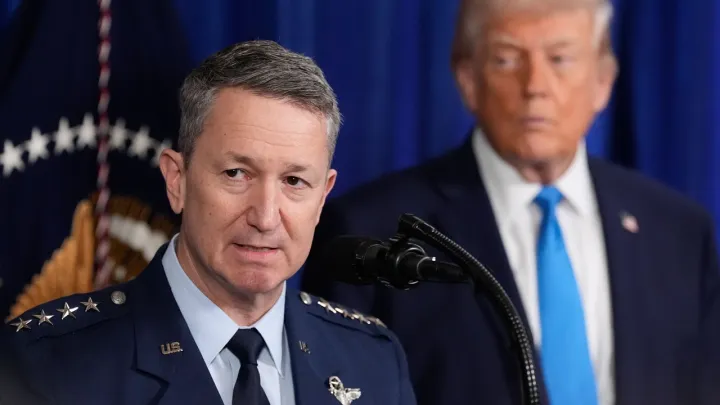 تقارير عبرية: رئيس الأركان الأمريكي يحذر ترمب من تداعيات هجوم عسكري على إيران