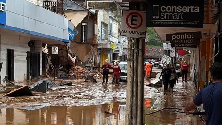 فيضانات البرازيل: مأساة إنسانية في جويز دي فورا تخلف قتلى ومئات النازحين