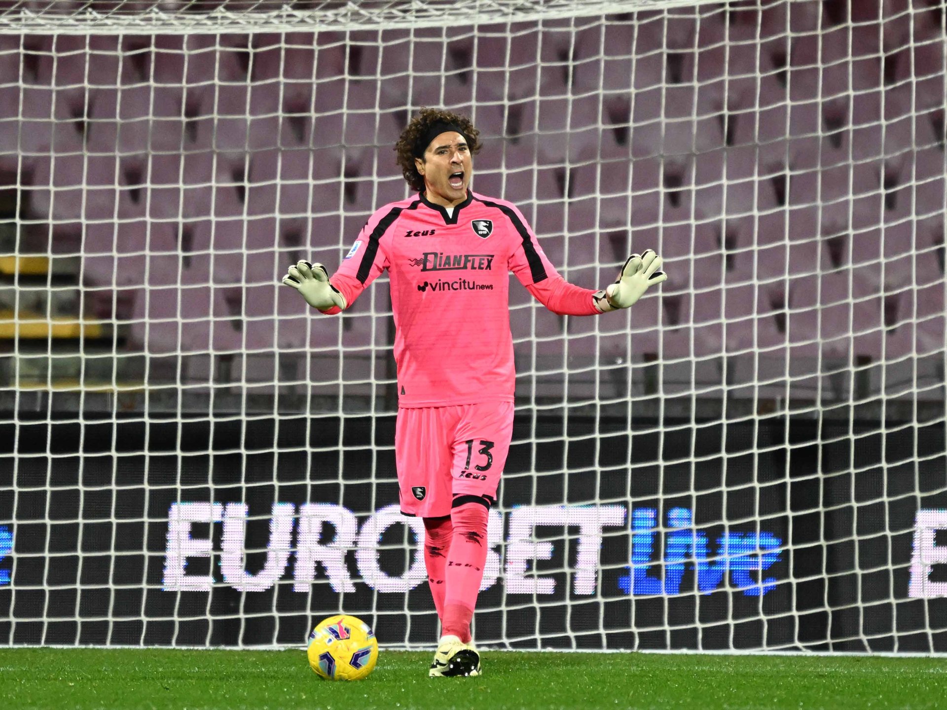 غييرمو أوتشوا يطارد التاريخ: هل يحطم رقم ميسي ورونالدو القياسي في مونديال 2026؟