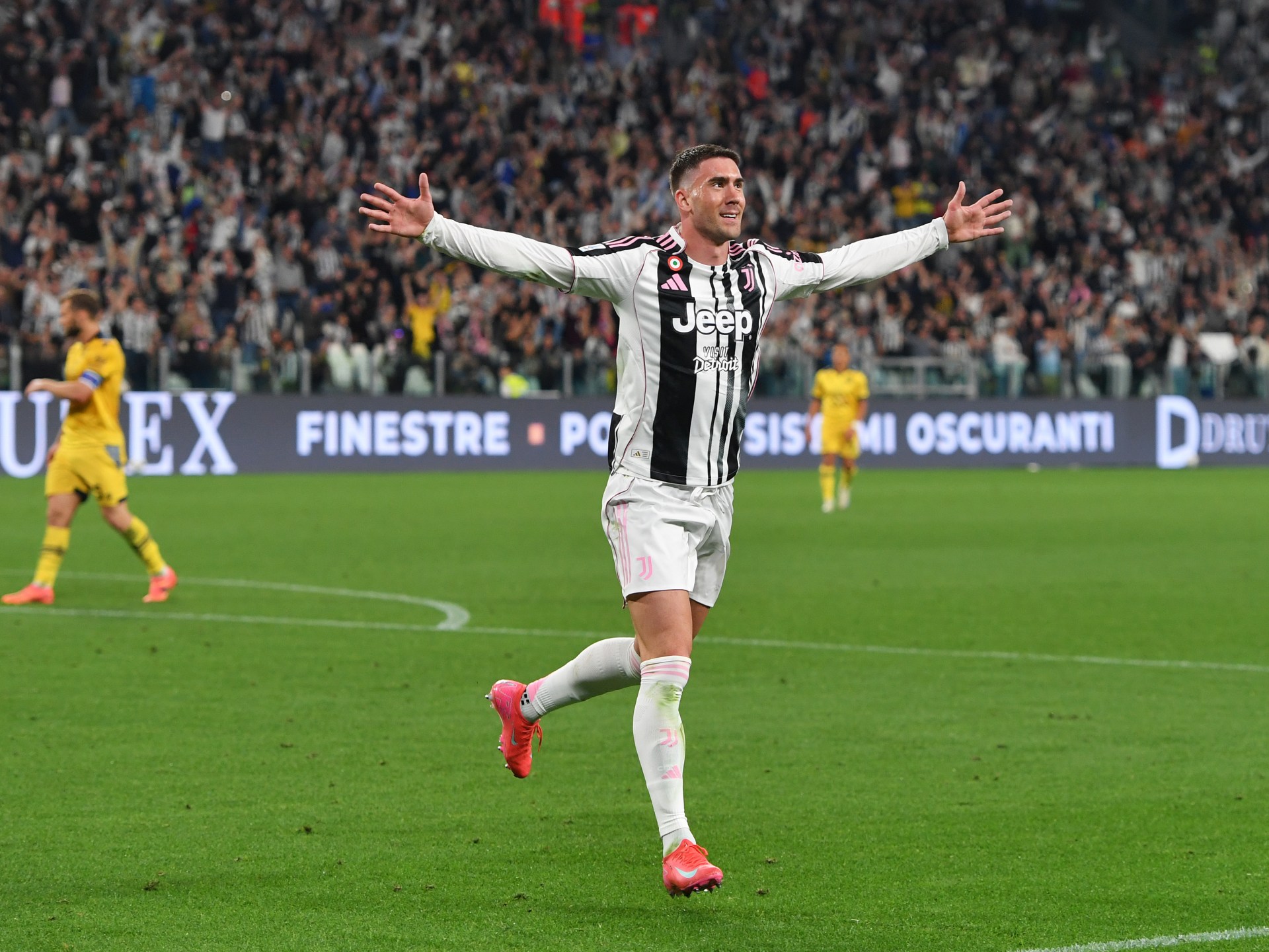 مفاجأة الميركاتو: لماذا يرفض هانسي فليك ضم دوسان فلاهوفيتش إلى برشلونة؟