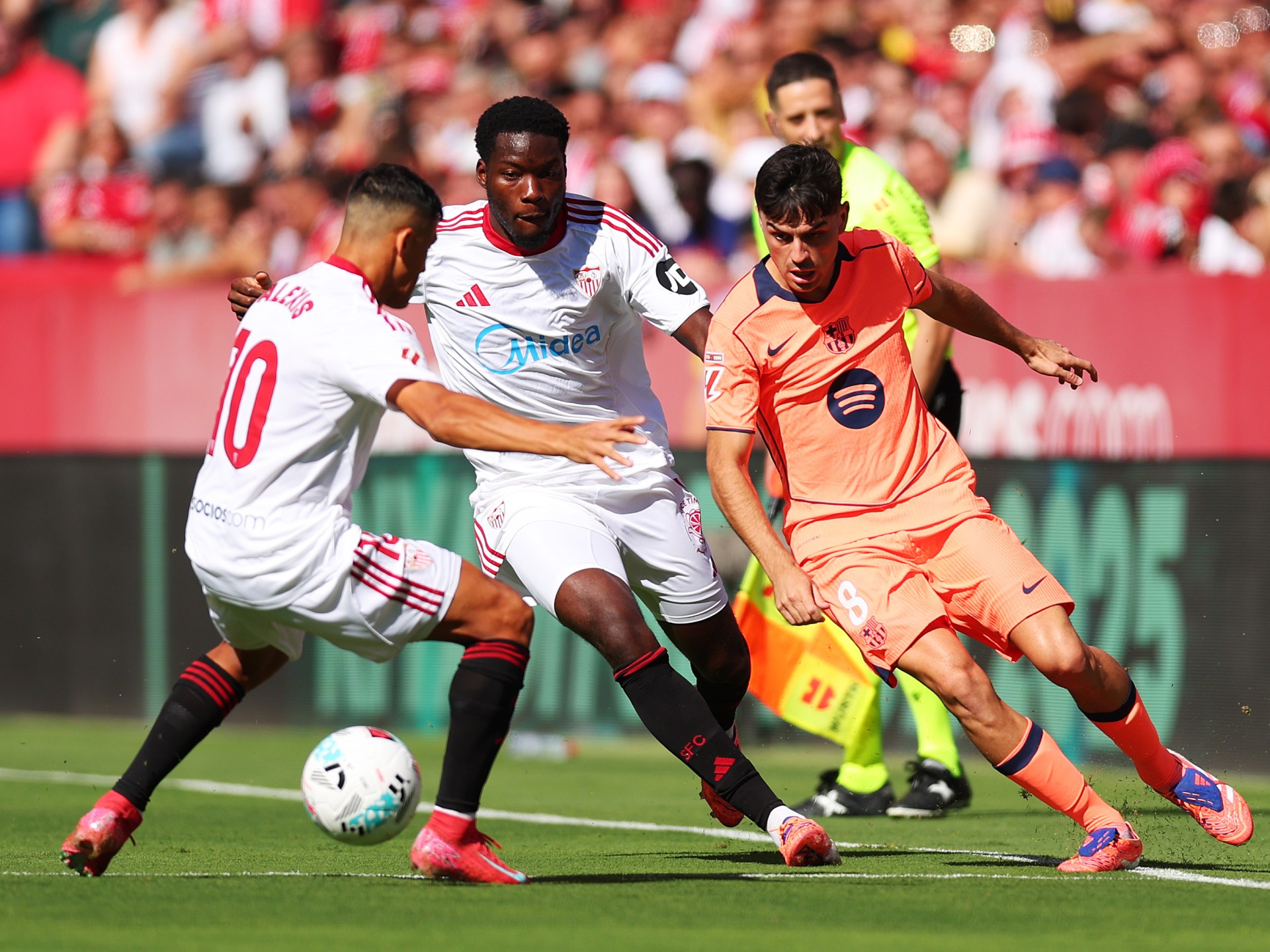 موعد مباراة برشلونة وإشبيلية في الدوري الإسباني والقنوات الناقلة.. صراع الصدارة في كامب نو