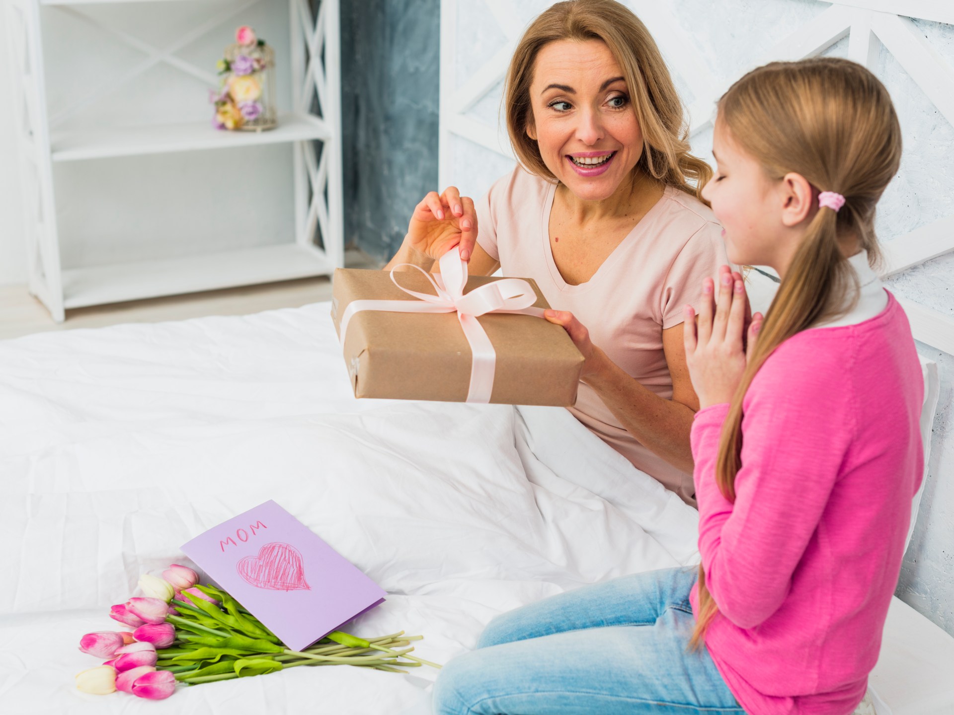 من الكولونيا إلى غسالة الأطباق.. كيف تغيرت أمنيات النساء في عيد الأم؟