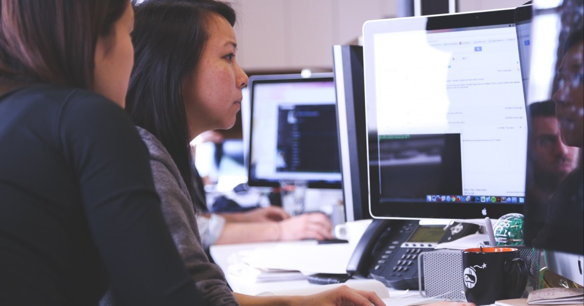 منصات إنشاء المواقع بالذكاء الاصطناعي