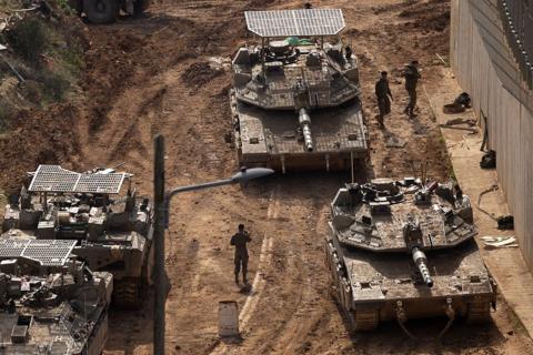 الحرب الإيرانية الإسرائيلية: طهران ترفض التفاوض وتل أبيب تشن غارات واسعة وتتوعد خليفة خامنئي